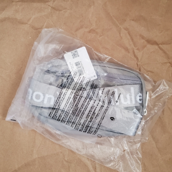 BNWT Lululemon Everywhere 1L Belt Bag - Silver Drop/White - Picture 3 of 9